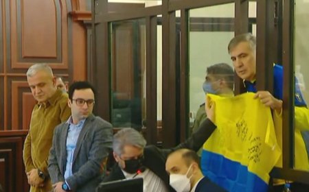 Saakaşvili məhkəmədə Ukrayna himnini oxudu - Video