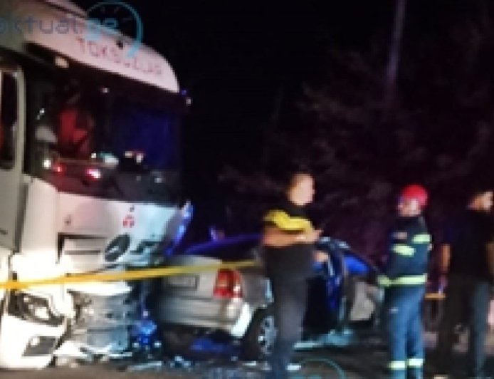 Marneulidə yük maşını və minik avtomobili toqquşub