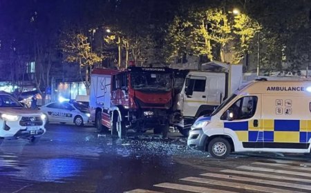 Kikvidze parkı yaxınlığında yanğınsöndürən maşın yük avtomobili ilə toqquşdu