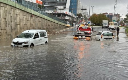 İstanbulda şiddətli leysan: Avtomobil yolu çökdü - Video