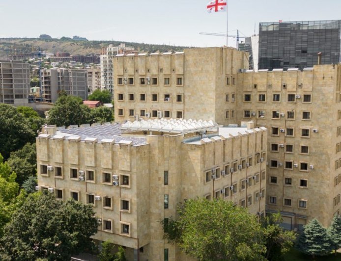 Böyük Britaniya azyaşlı bacısı qızını zorlayan və 20 il azadlıqdan məhrum edilən şəxsi Gürcüstana ekstradisiya edir