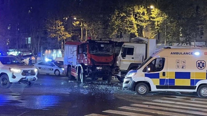 Kikvidze parkı yaxınlığında yanğınsöndürən maşın yük avtomobili ilə toqquşdu